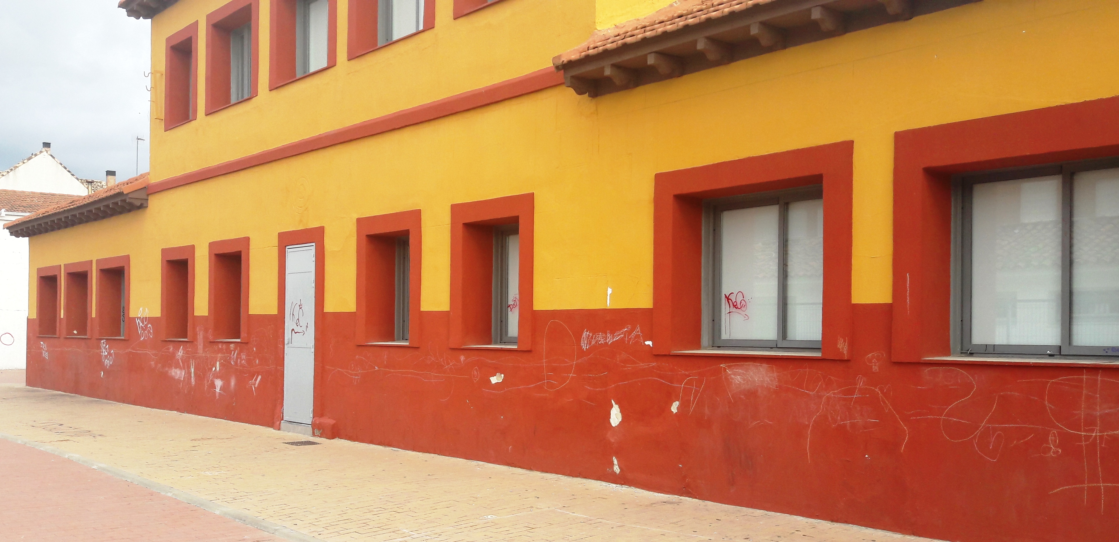 Pintadas en la fachada de la Sala de Exposiciones Adolfo Suárez