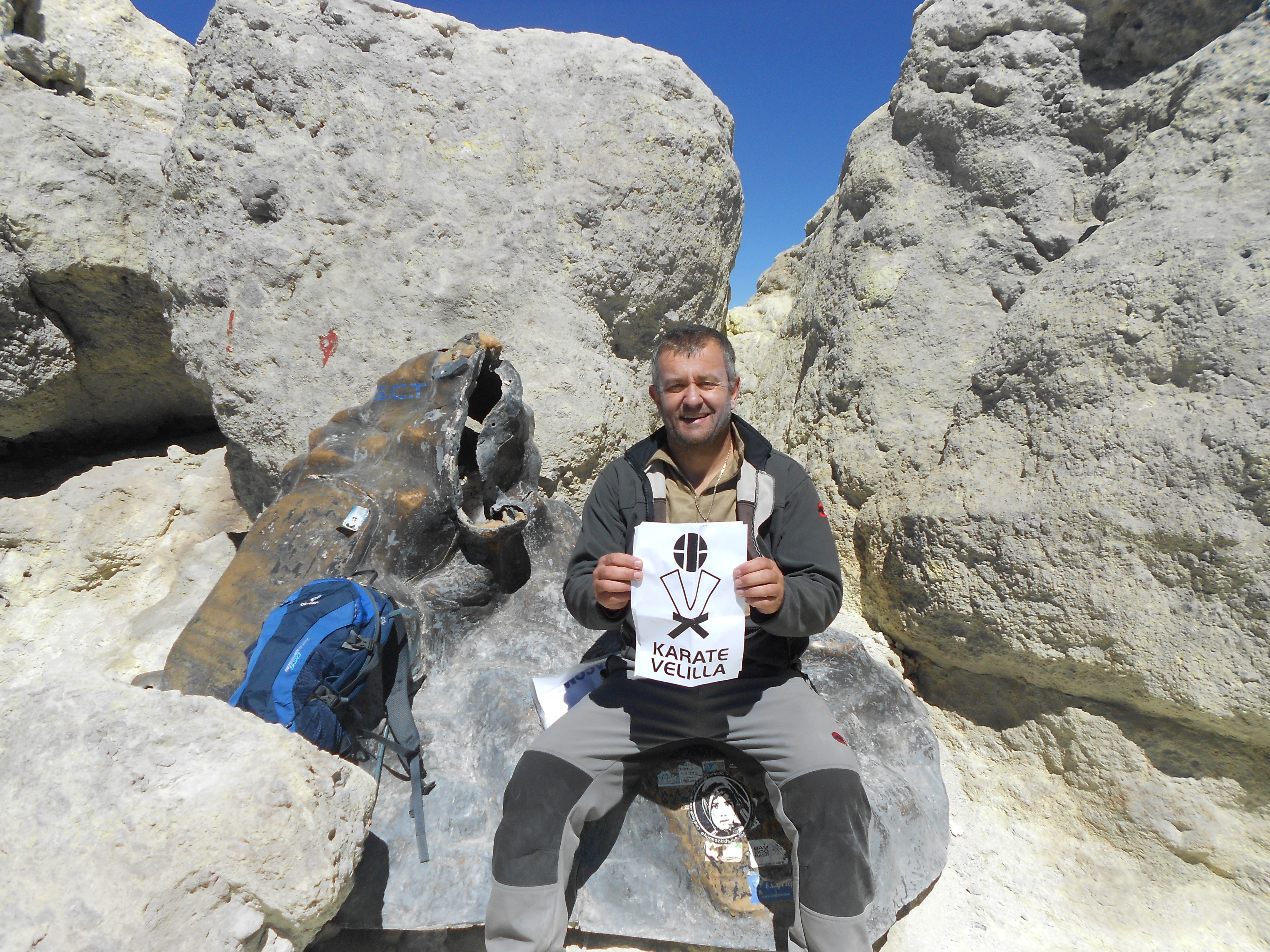 Una representación de la escuela municipal de karate logra ascender el pico Damavand