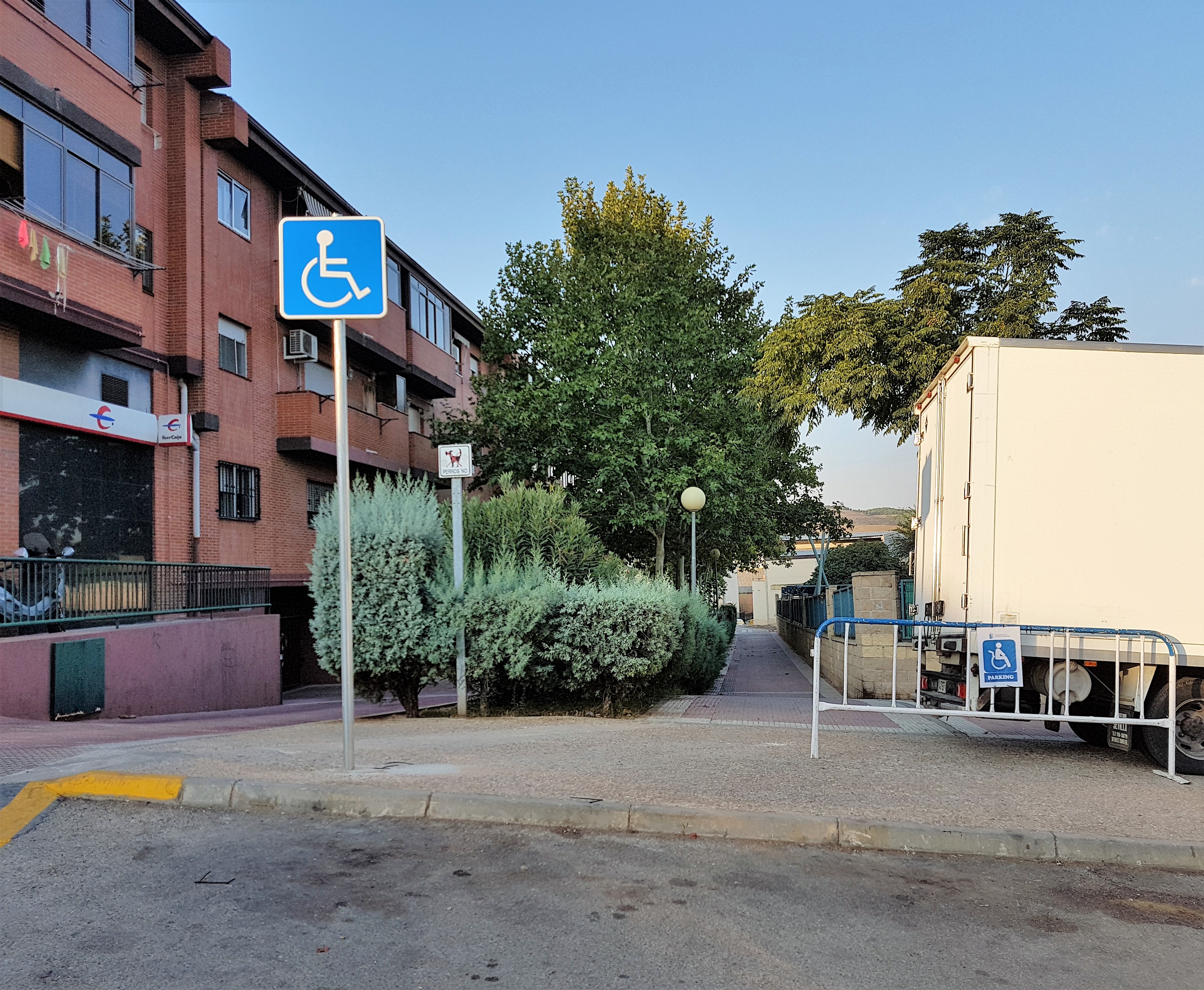 Nuevas plazas de aparcamiento para personas con movilidad reducida