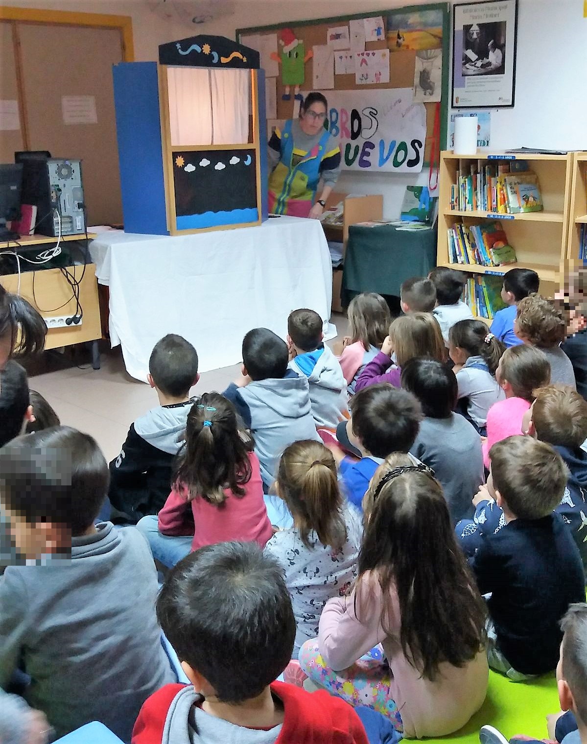 El bibliocarro de la Biblioteca Municipal María Moliner visitó ayer el CEIP Tomás y Valiente