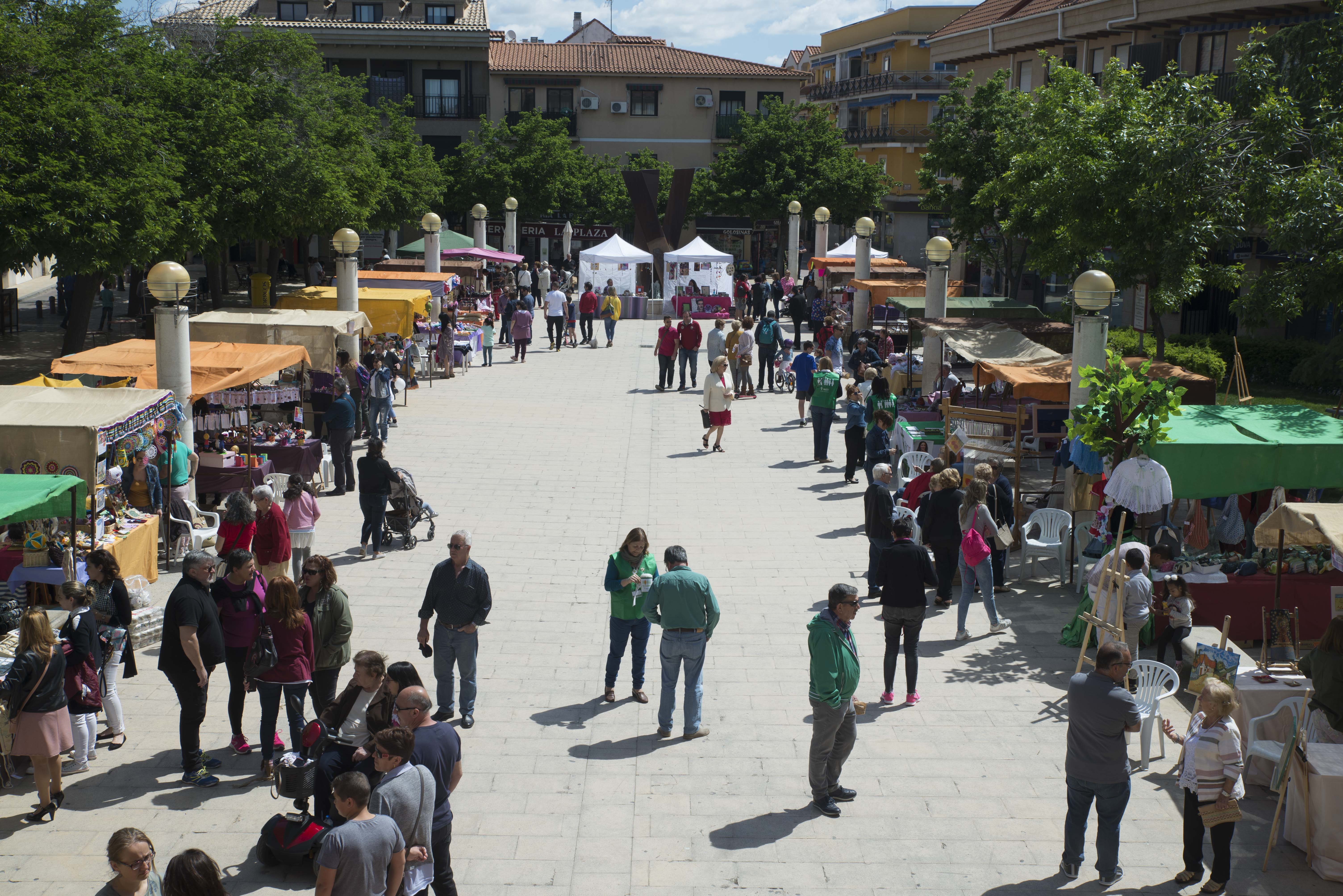 Jornada de libros y artesanía en la Feria “Encuéntrate” en Velilla