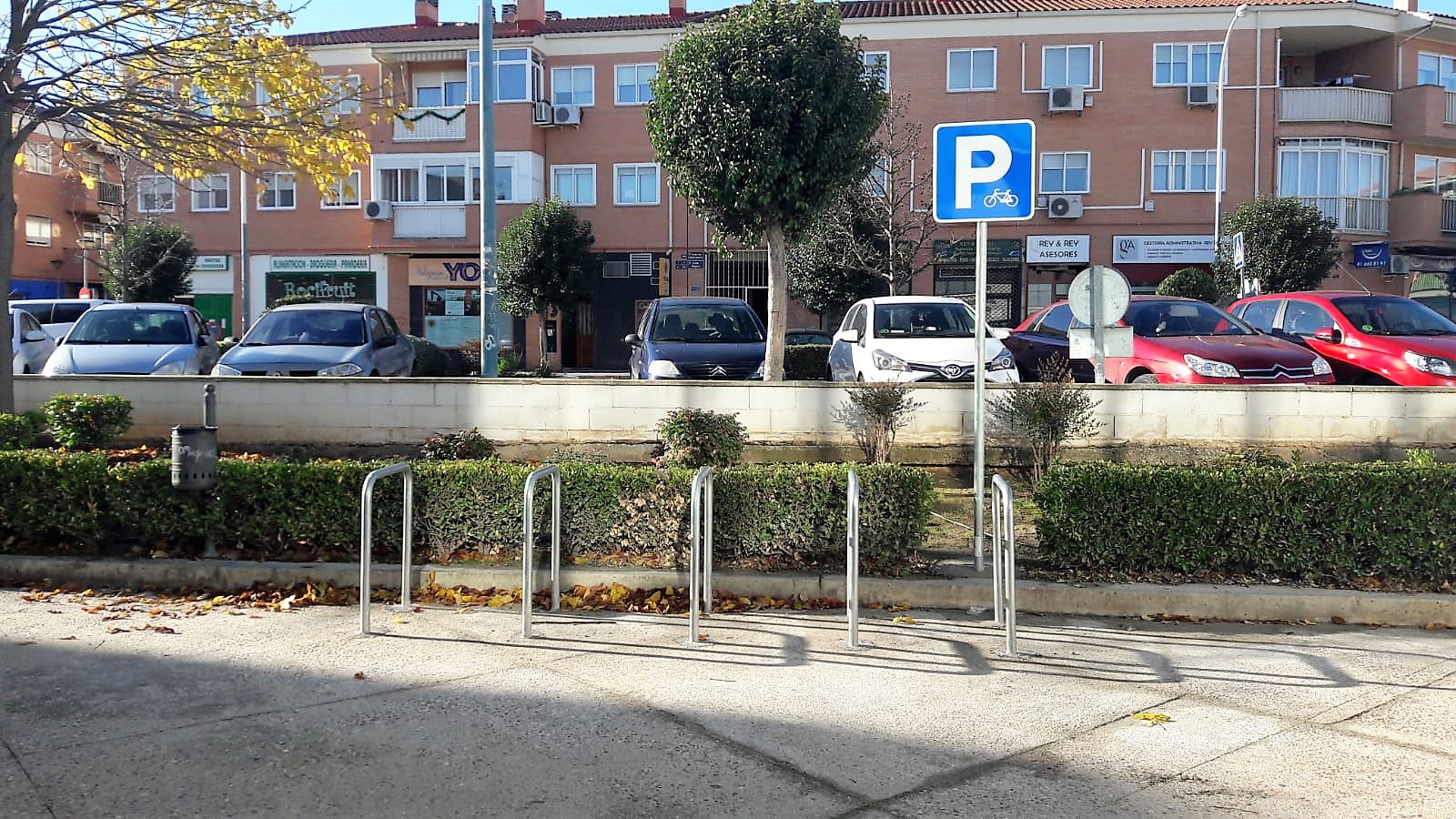 El Ayuntamiento de Velilla ha instalado seis nuevos bicicleteros en el municipio