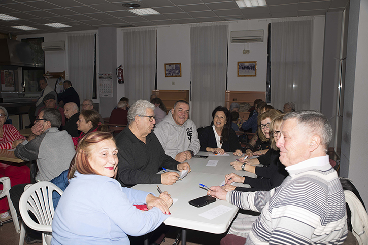 Los mayores de Velilla celebraron el último bingo del 2018