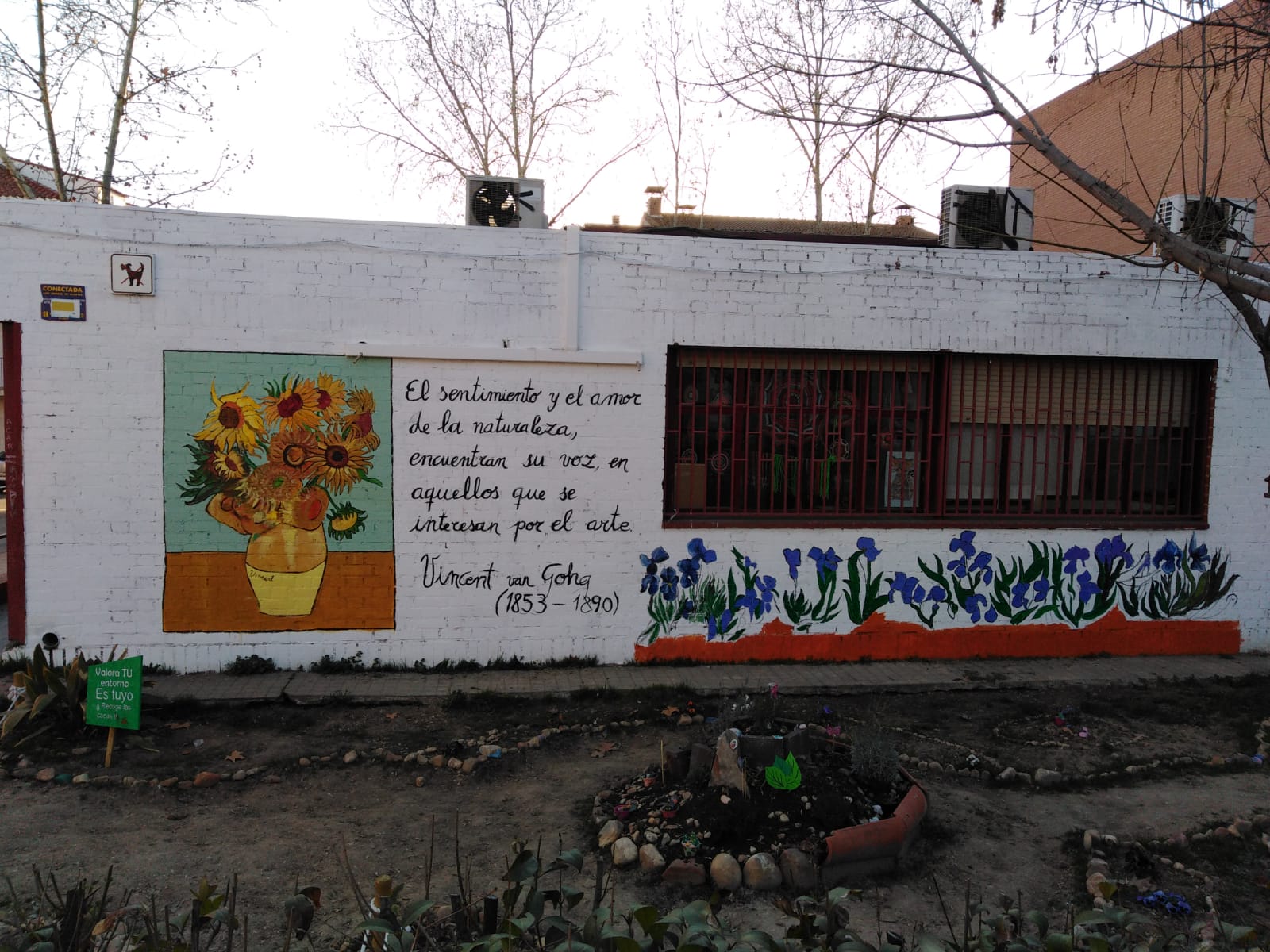 “Los girasoles” de Van Gogh decoran el muro lateral del Centro de Artes Plásticas