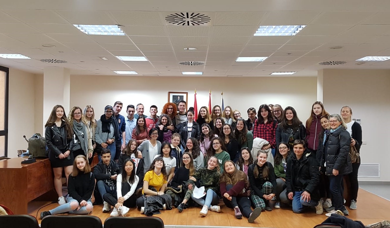 Los participantes en el programa Erasmus+ del IES Ana María Matute han visitado el Ayuntamiento de Velilla