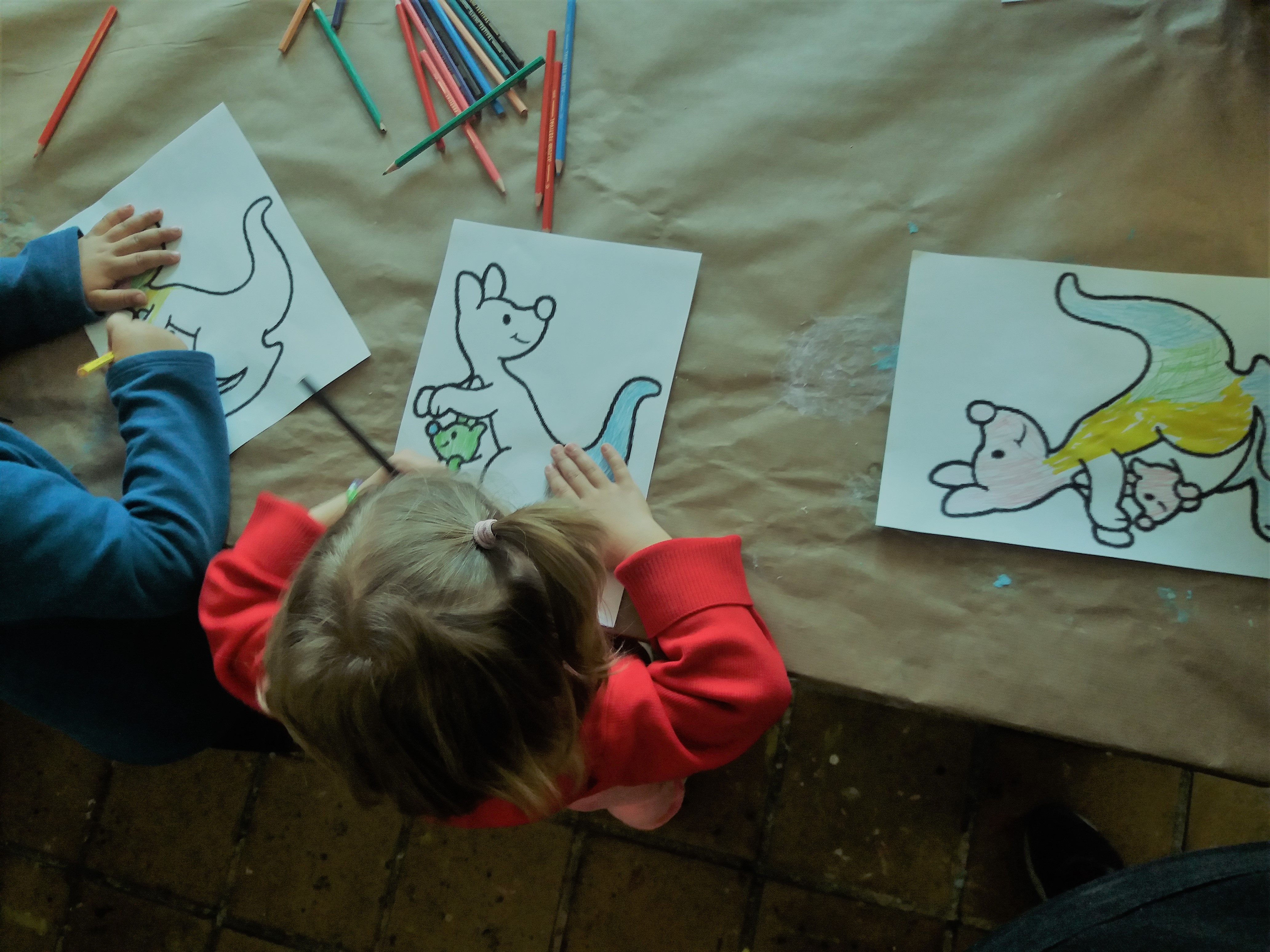 Una veintena de niños y niñas participaron en el taller de marionetas de la ocioteca infantil