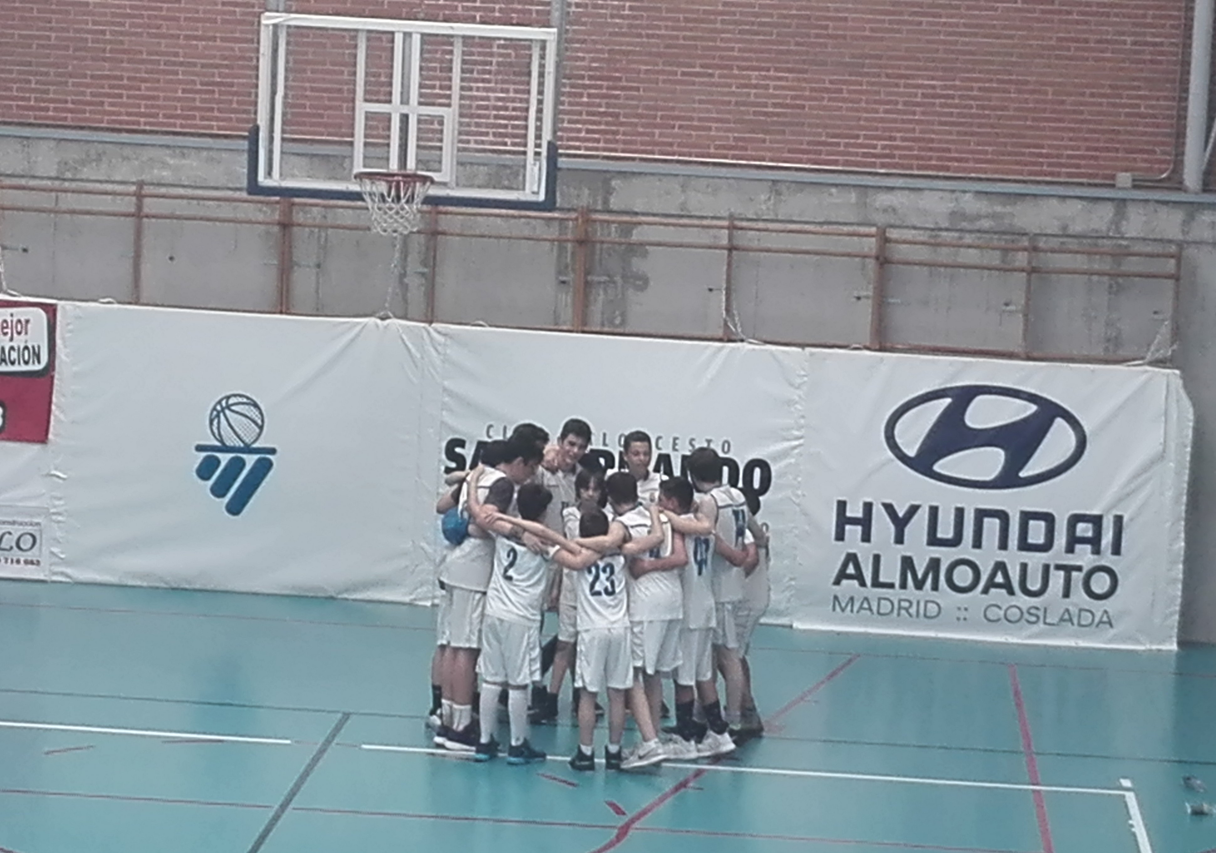 El equipo categoría infantil de la escuela municipal de baloncesto campeón del torneo fase zonal