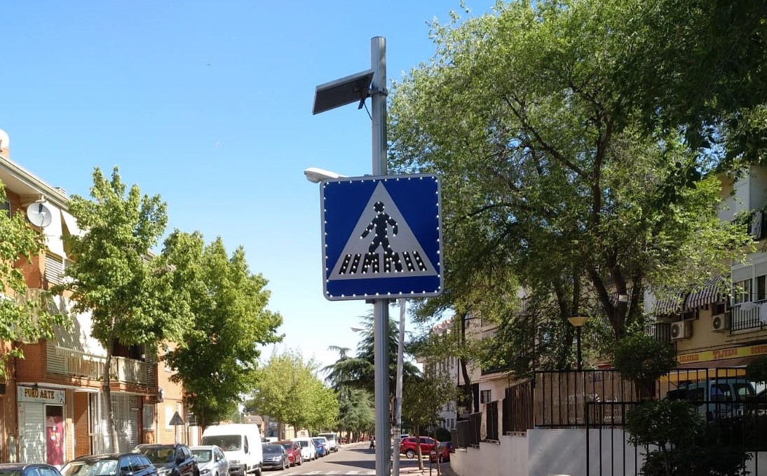 El Ayuntamiento de Velilla ha instalado señales luminosas para mejorar la visibilidad de los pasos de peatones con mayor tránsito de vehículos del municipio