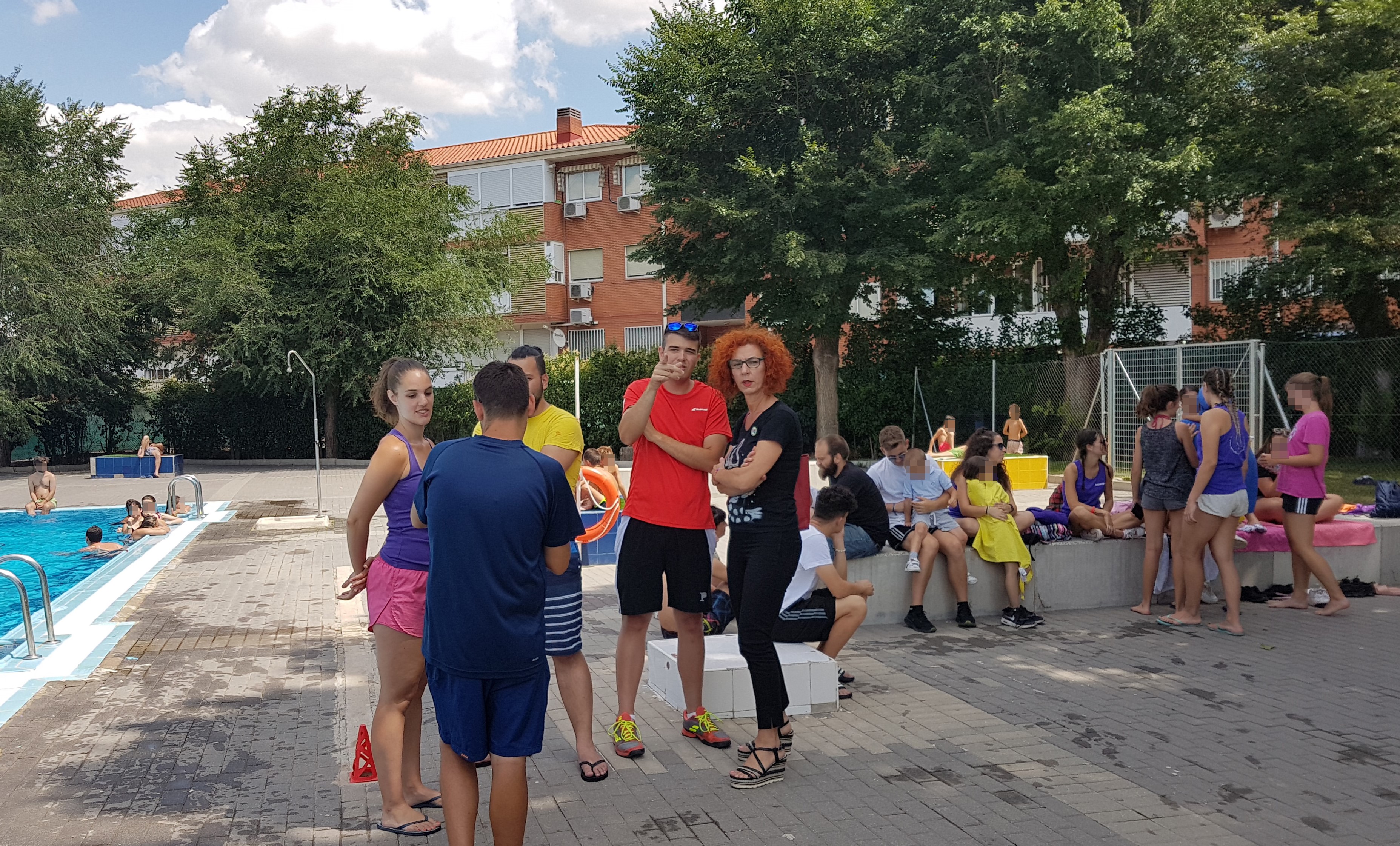 La alcaldesa visita a las niñas y niños que participan en los campamentos urbanos de verano