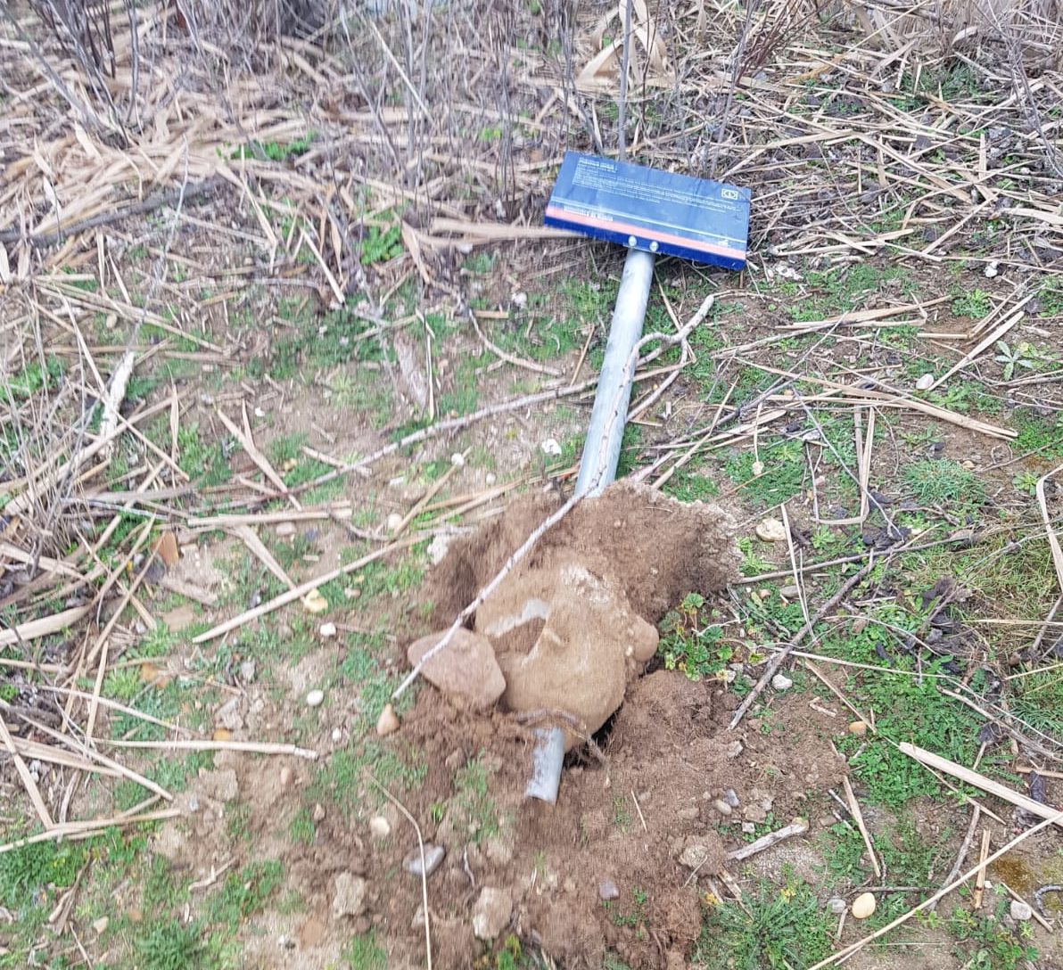 Este fin de semana el mobiliario ubicado en el entorno de la laguna El Raso, ha sido objeto de actos vandálicos