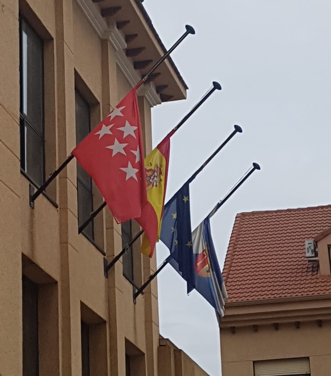 Las banderas de los edificios municipales ondean a media asta