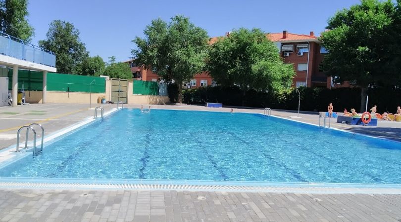 Hoy, la piscina municipal de verano de Velilla ha abierto sus puertas, con aforo limitado y reserva de entradas