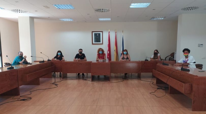 La Alcaldesa de Velilla se reunió el lunes con un grupo de jóvenes del municipio preocupados por la defensa de los derechos LGTBI