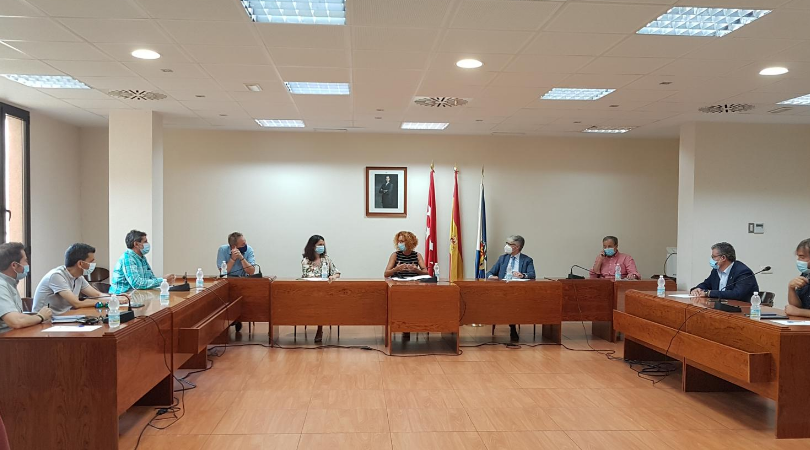 El Ayuntamiento de Velilla ha acogido esta mañana una reunión de alcaldes y alcaldesas, tras la negativa de la Comunidad de Madrid, para subvencionar la contratación de desempleados en el Programa de Reactivación Profesional