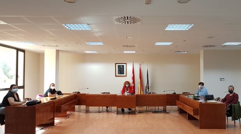 La Alcaldesa de Velilla, Antonia Alcázar, se reunió la semana pasada con representantes de la Asociación de Comerciantes de Velilla ACOVEL