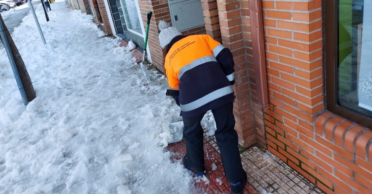 Dispositivo retirada de nieve y esparcimiento de sal