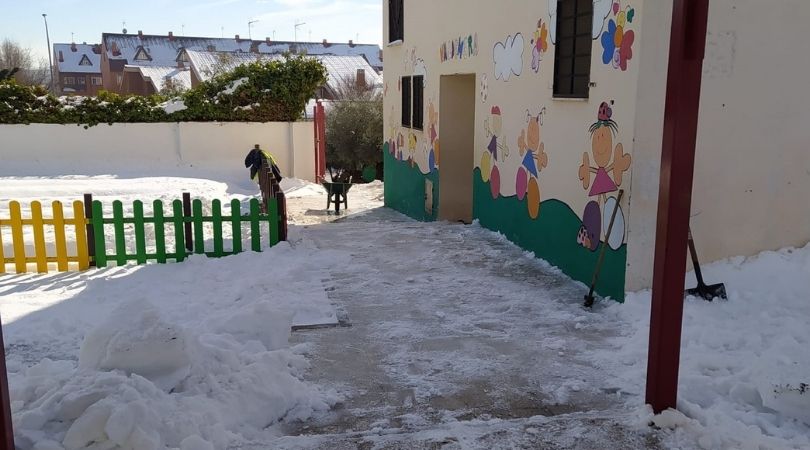 El Ayuntamiento prepara los colegios para su apertura después del temporal