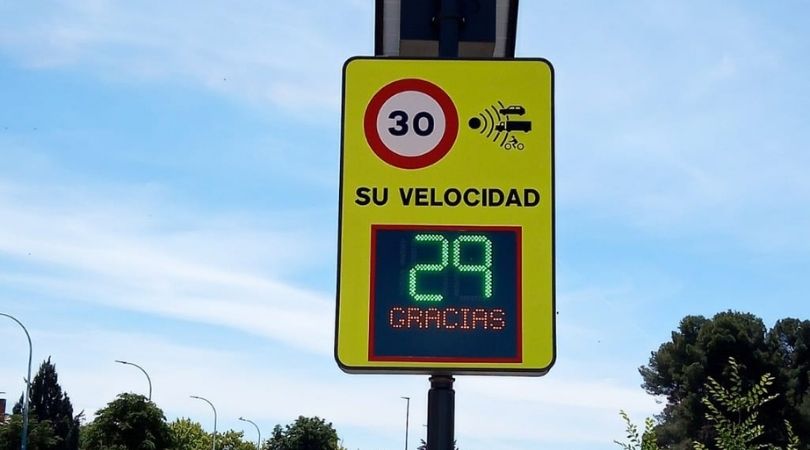 Instalación de señales indicadoras de velocidad