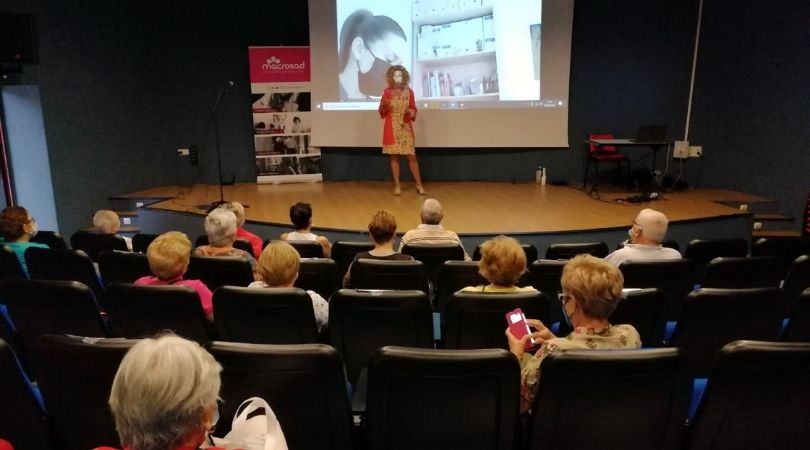 Esta mañana se ha celebrado en el Auditorio Mariana Pineda la charla “Prevención y mejora de la seguridad de nuestros mayores”