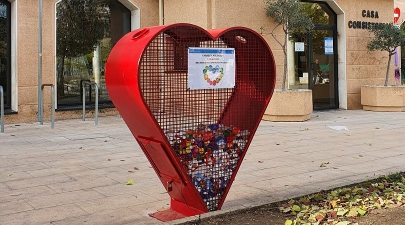 El Ayuntamiento ha instalado “corazones solidarios” para recoger tapones de plástico