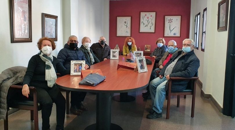 La alcaldesa ha querido entregar un regalo para el recuerdo a los homenajeados por sus bodas de oro