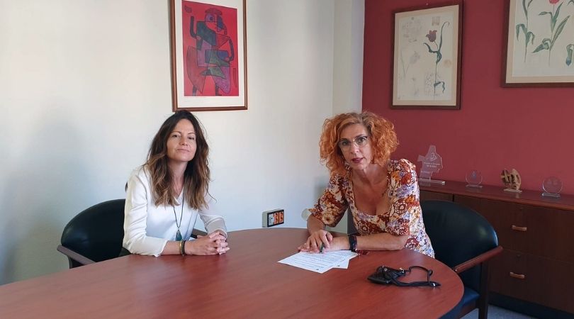 La alcaldesa y representantes de la empresa Trabajos Bituminosos SLU firman el contrato para el asfaltado general del municipio