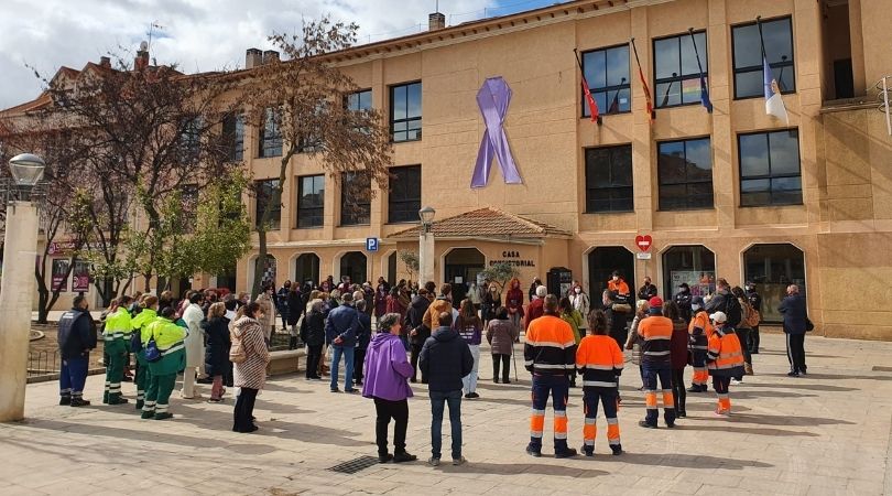 Arrancan los actos programados por la concejalía de Igualdad con la lectura del manifiesto en la plaza de la Constitución