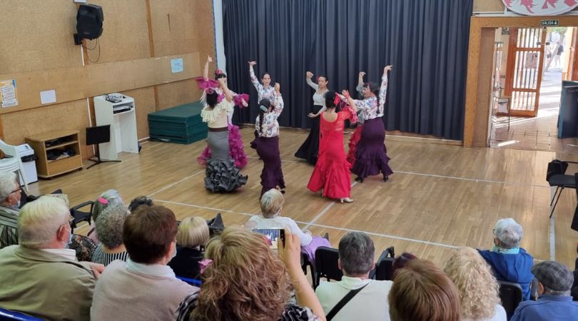 Exhibición de baile para celebrar junto a los mayores la Feria de Abril