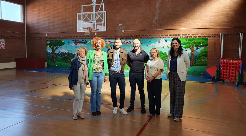 Los niños y niñas de los centros educativos de Velilla recibieron la visita del campeón olímpico de esgrima Áron Szilágyi