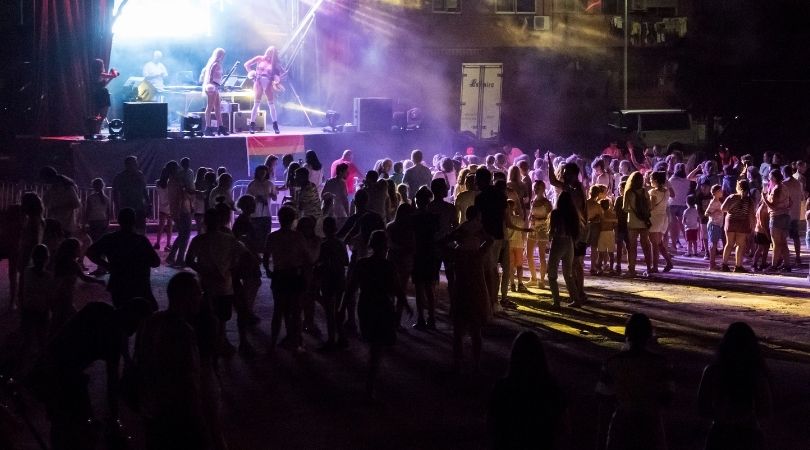Velilla conmemoró el Día Internacional LGTBI con una Fiesta Holi