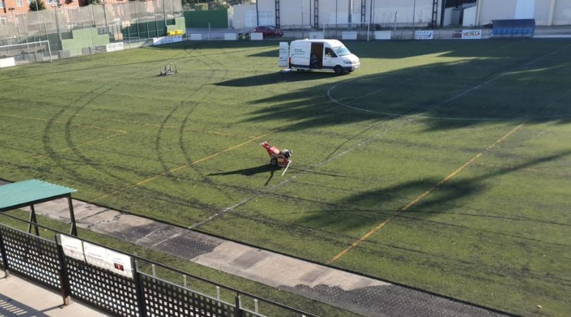 Ya han comenzado las obras de retirada y sustitución del césped del campo de fútbol