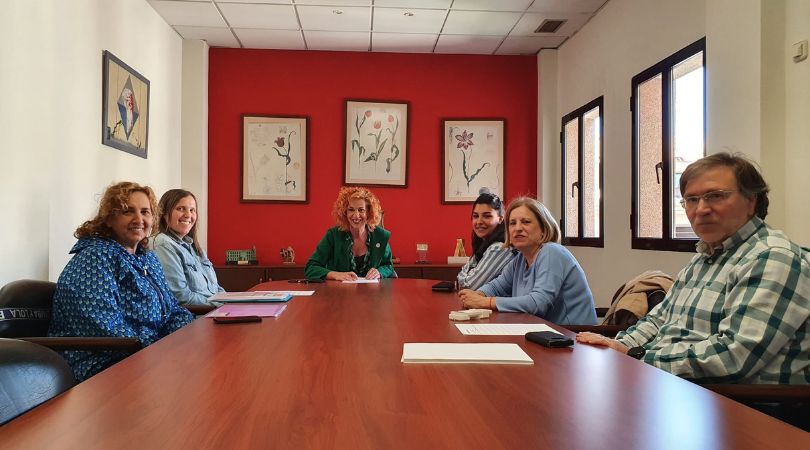 Firma del convenio entre el Ayuntamiento y la asociación “Nos importa un gato”