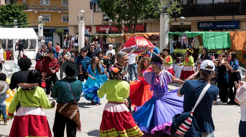 La plaza de la Constitución acogió la Feria de Artesanía Intercultural y la Feria del Libro