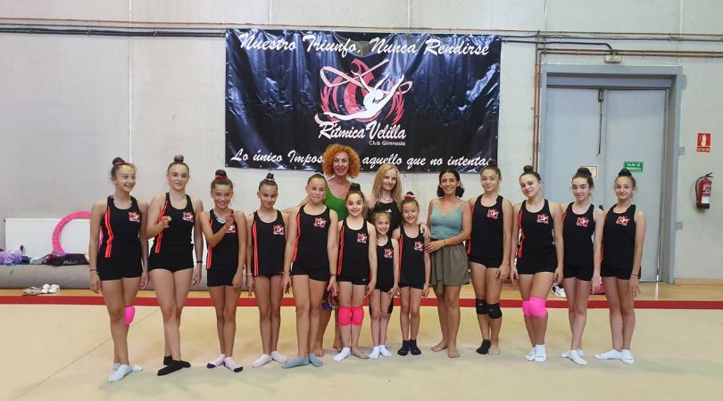 La alcaldesa y la concejala de Deportes recibieron ayer a las chicas del Club Gimnasia Rítmica Velilla