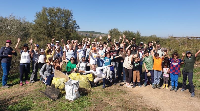 Celebramos el día de las aves con una ruta de observación de aves y recogida de basuraleza