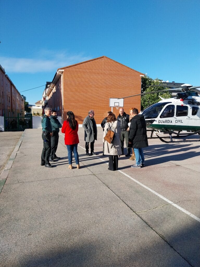 20231110 visita helicoptero guardia civil (10)