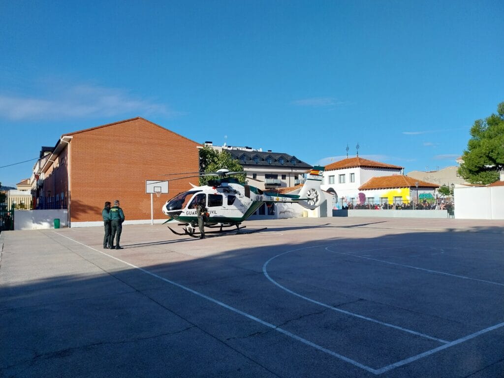 20231110 visita helicoptero guardia civil (9)