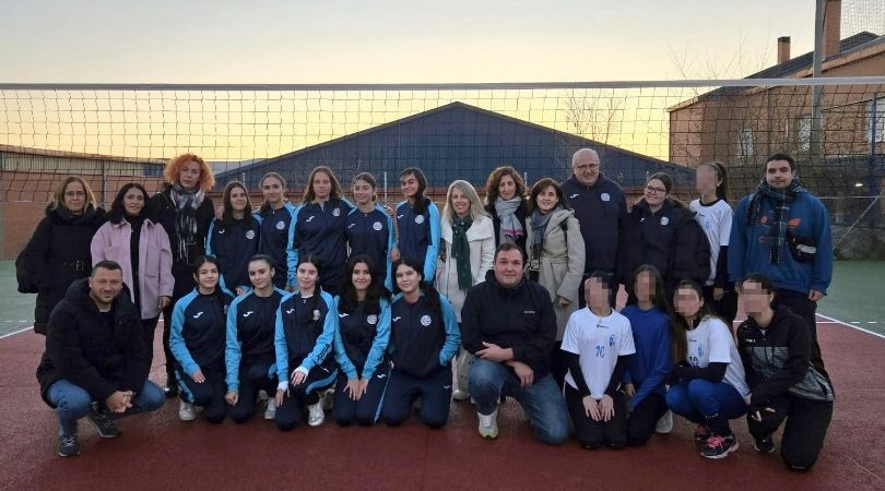 Ayer se inauguró con un partido amistoso la pista de voleibol del parque del Agua