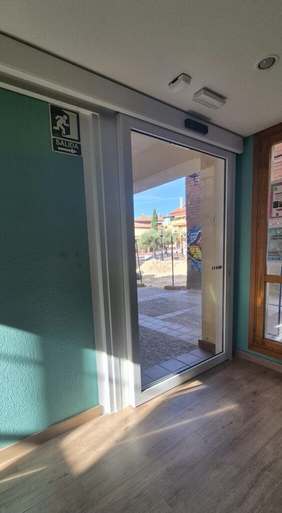 20251010 puerta accesible juventud (2)