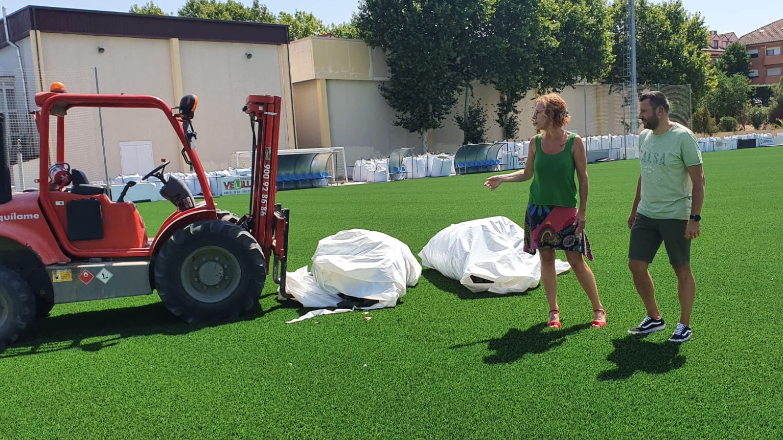 Avanzan a buen ritmo las obras de sustitución del césped del campo de fútbol