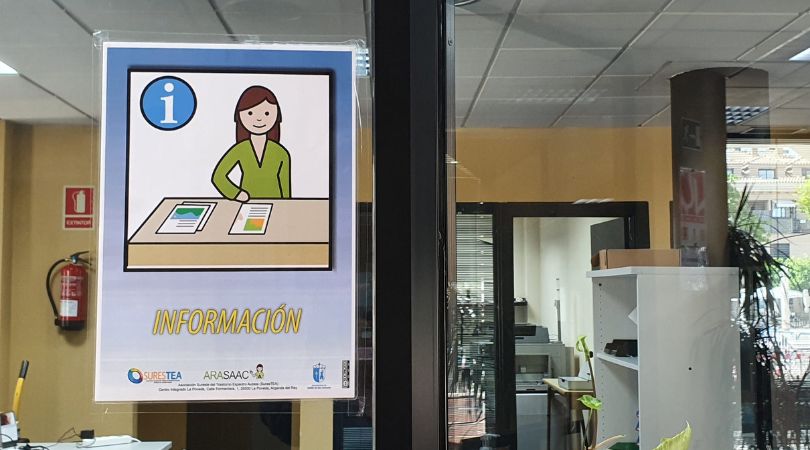 El Ayuntamiento instala cartelería con pictogramas para facilitar la información a las personas con TEA