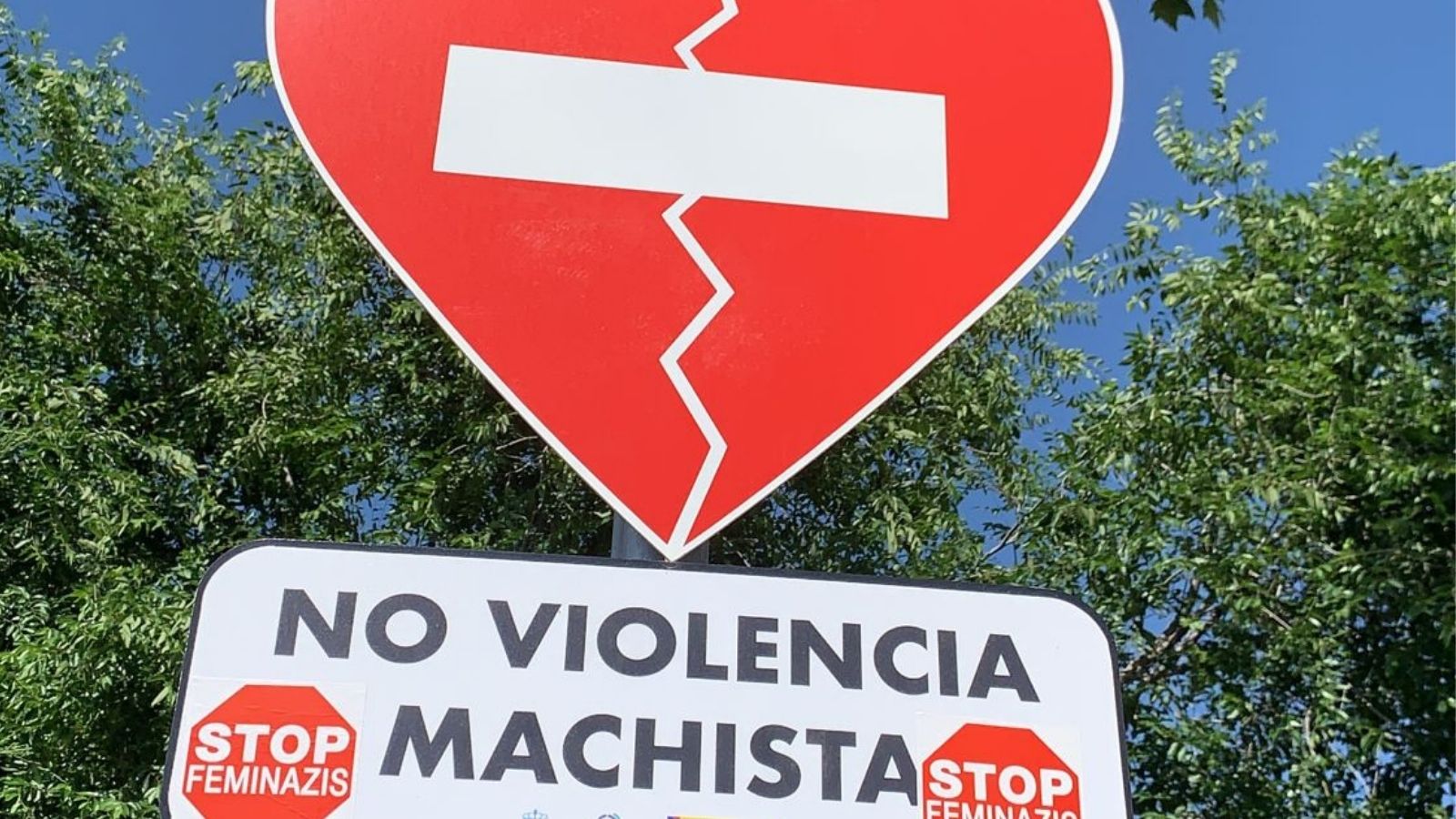 Vandalismo en algunas de las señales contra la violencia machista