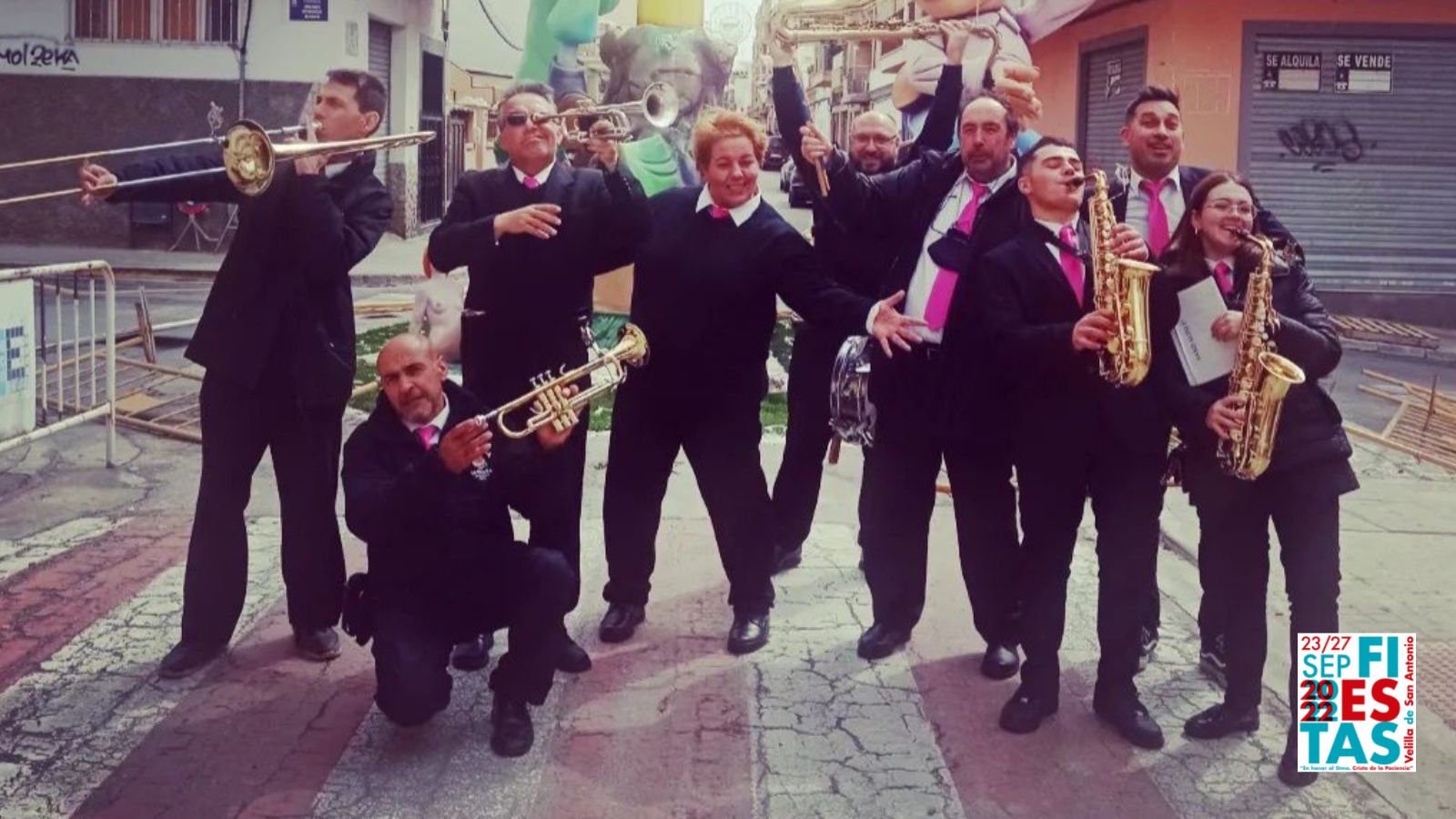 Pasacalles amenizado por la charanga LA PÍCARA