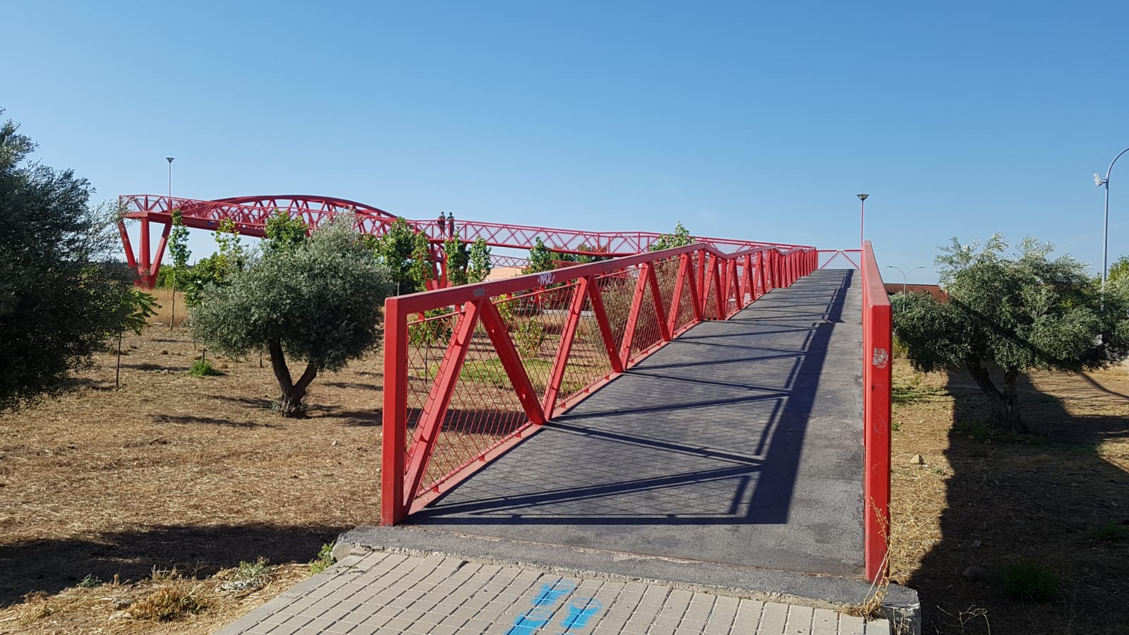 Obras en la pasarela peatonal del Sector XXIII