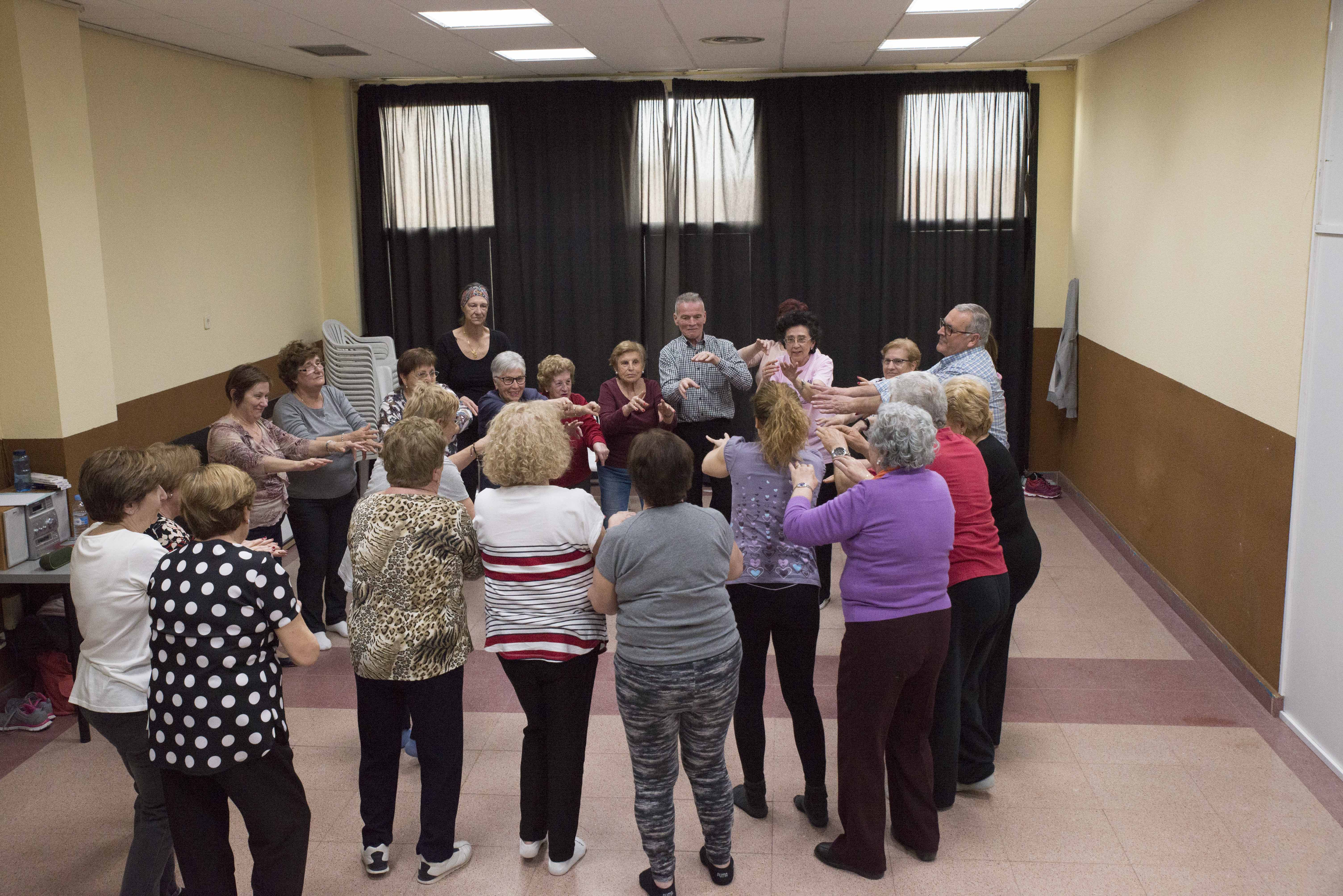 Comienza el taller de bailoterapia en el Hogar del Mayor