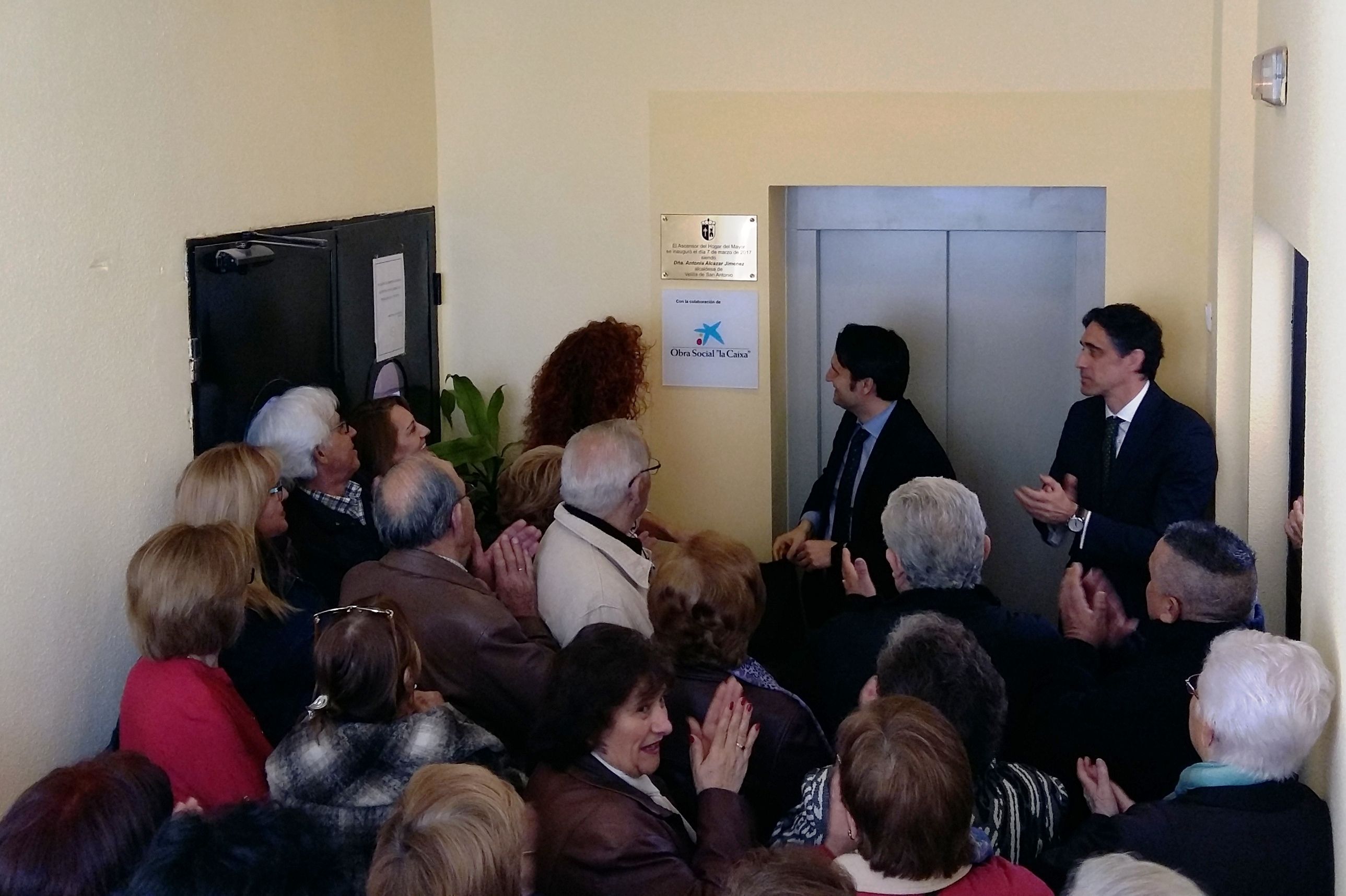 El Ayuntamiento de Velilla y la Obra Social "la Caixa" inauguran el ascensor del Hogar del Mayor