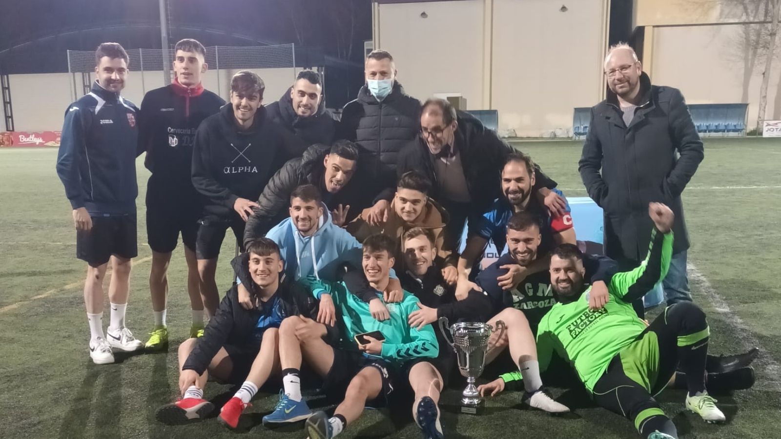 Entrega de trofeos de la liga local de fútbol