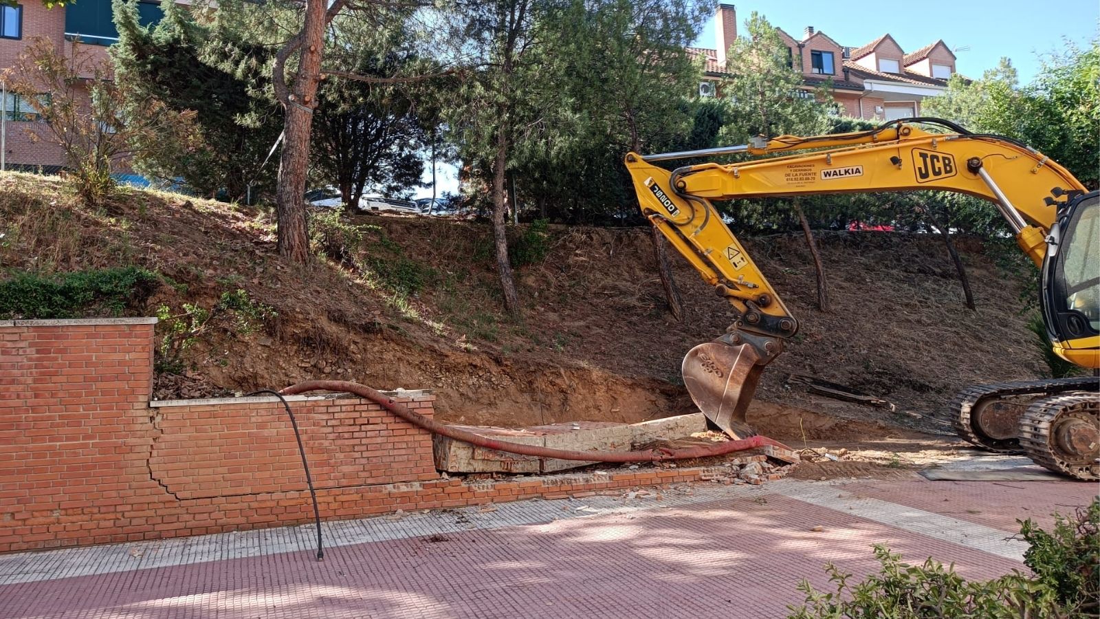 Iniciación de la obra del muro del polideportivo