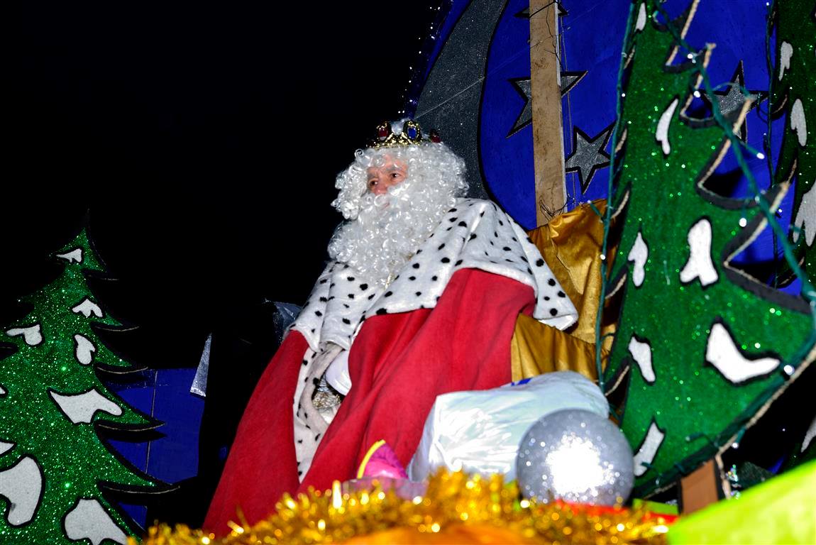 Un año más, y a pesar de la lluvia, Melchor, Gaspar y Baltasar no quisieron faltar a su cita en Velilla de San Antonio