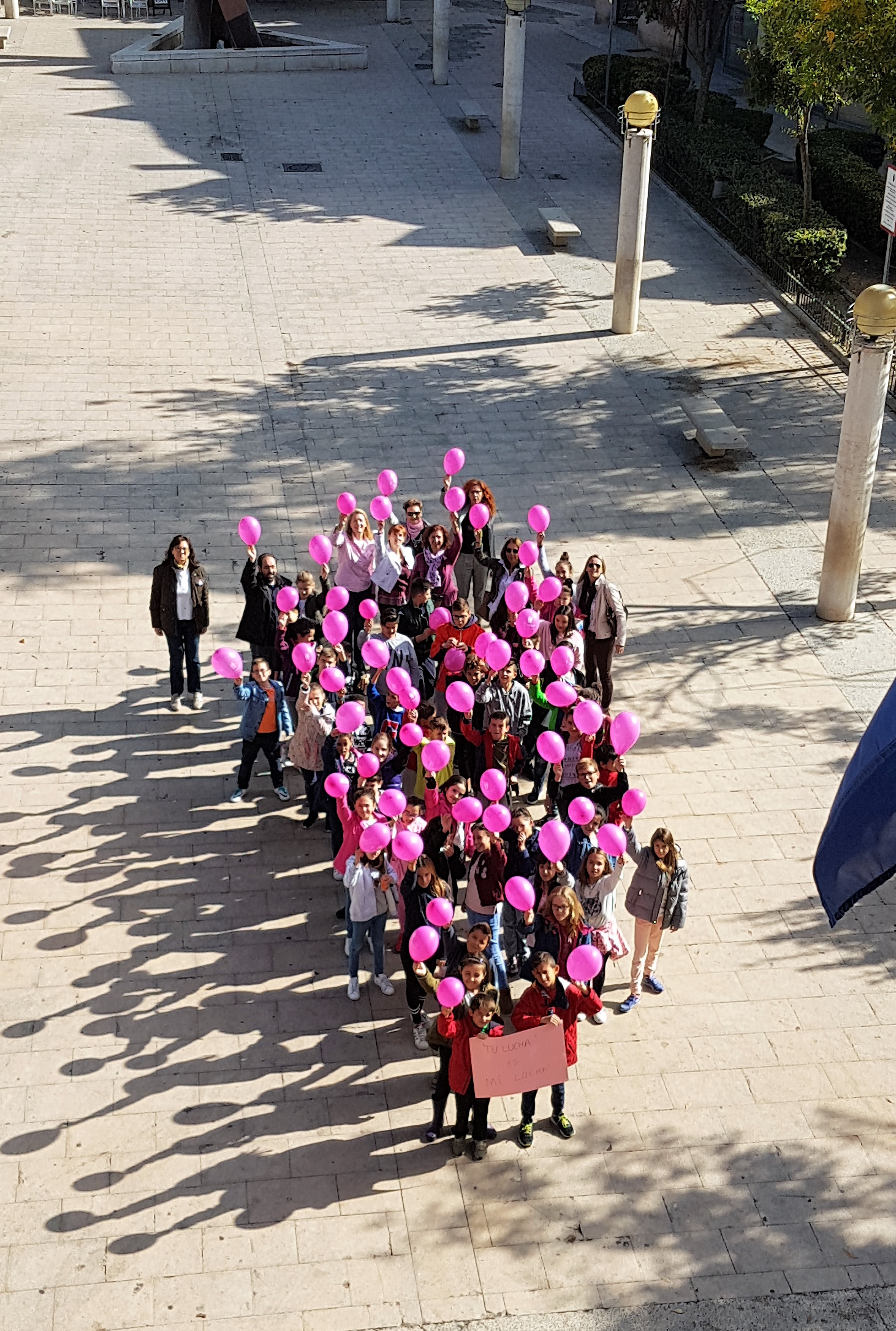 Una gota humana rosa en el Día Mundial contra el cáncer de mama